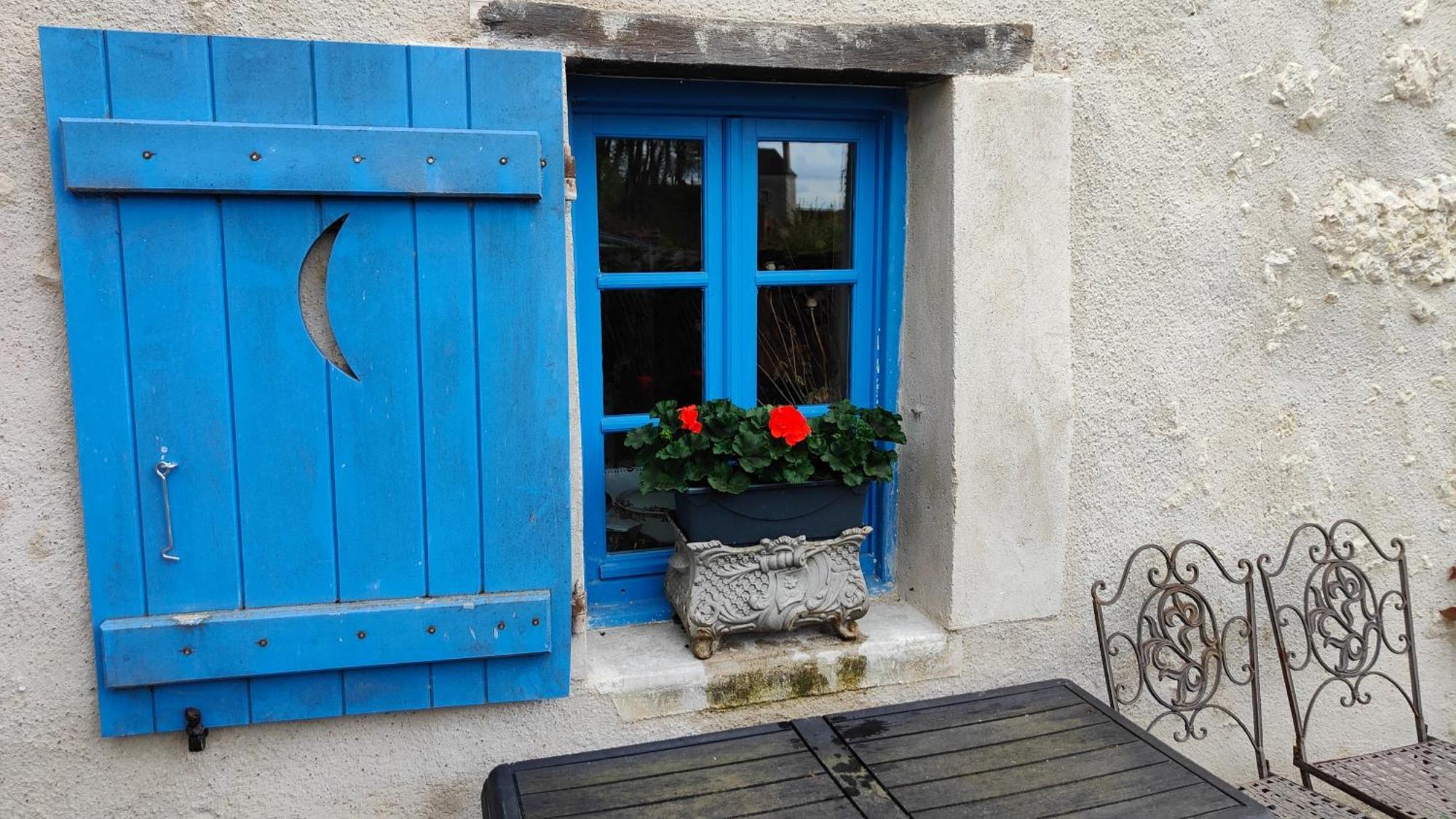 הוילה מונלואי-סור-לטאר La Maison Bleue De Husseau Ancienne Ferme Semi-Troglodytique 18E Siecle מראה חיצוני תמונה